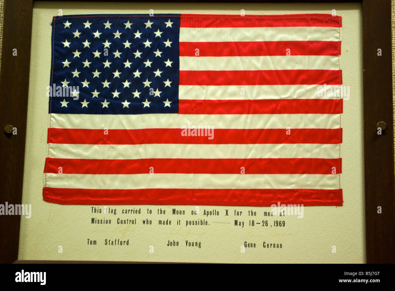 Original amerikanische Flagge getragen, zum Mond und zurück von der Mondmission Apollo X gewidmet der NASA Mission Control Center Stockfoto