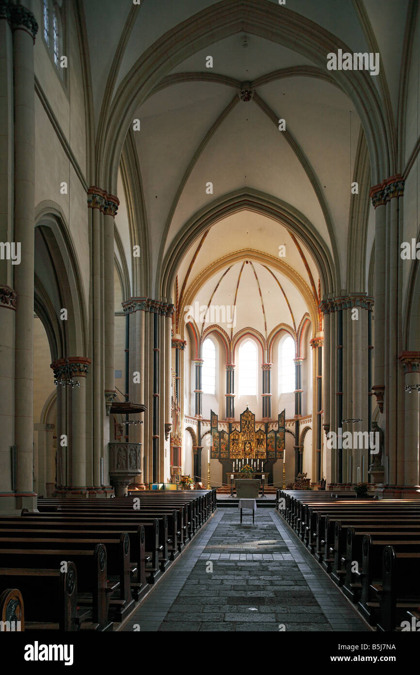 Innenansicht der Gotischen Stiftskirche St. Martin Und St. Severus in