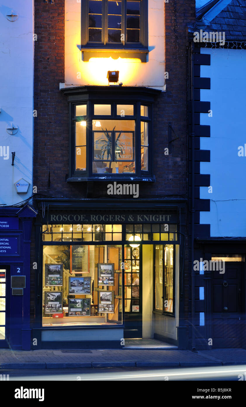 Immobilienmakler-Shop in Agincourt Square, Monmouth, Monmouthshire, England, UK Stockfoto