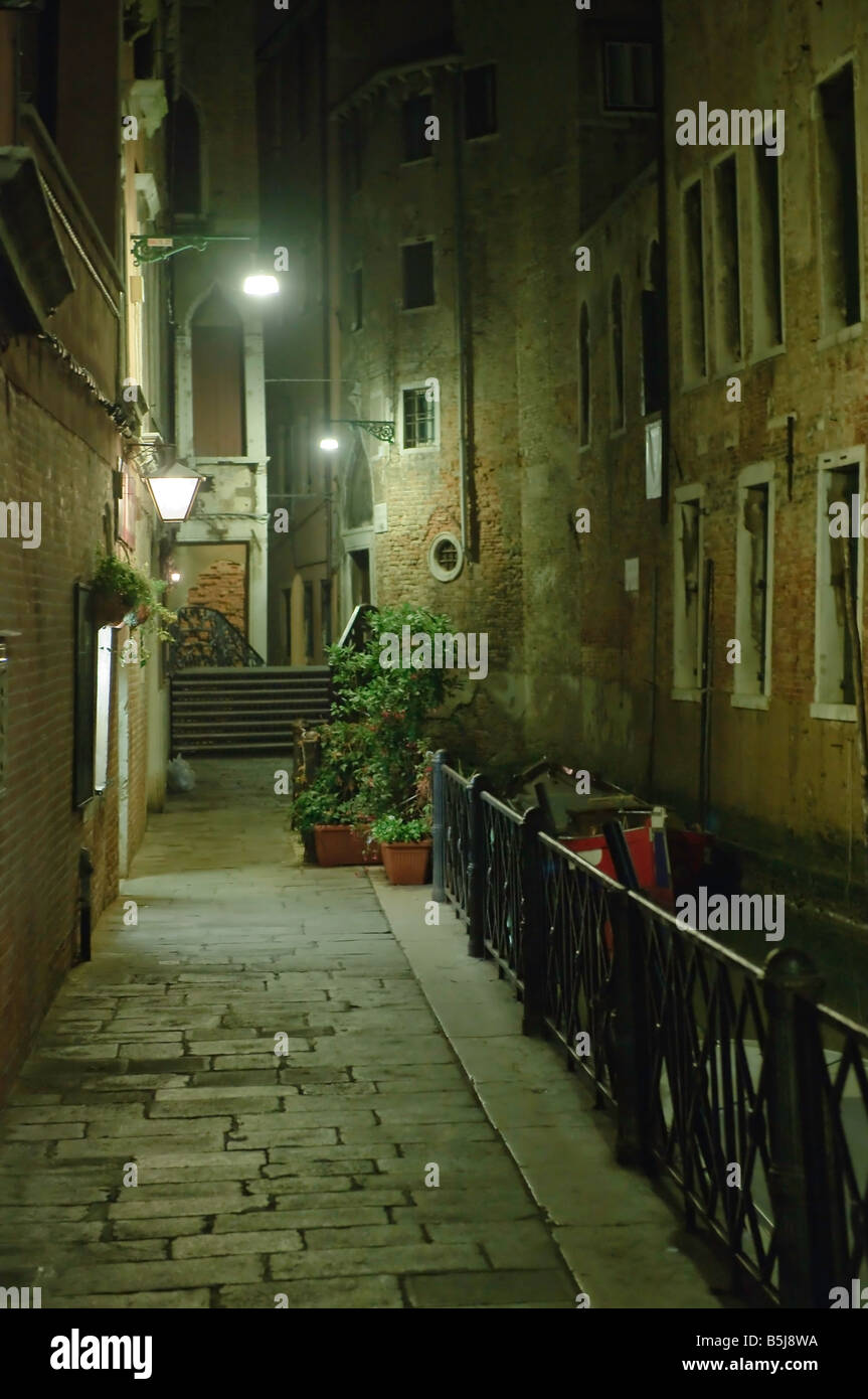 Kanal-Abzweigung in der Nacht mit Deckenbeleuchtung Stockfoto