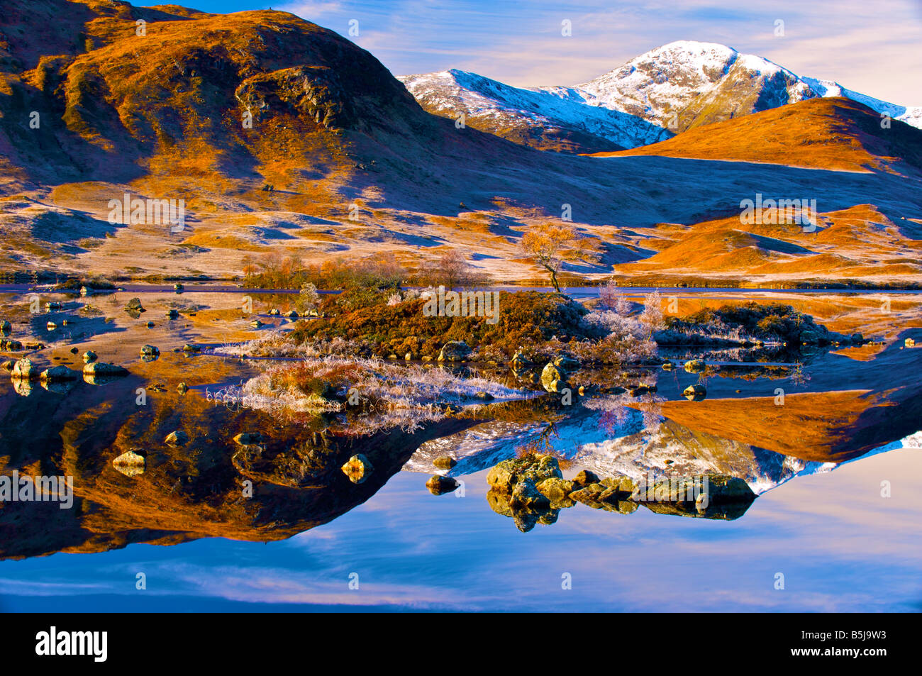 Reflexionen in der Morgendämmerung in Loch Tulla Rannoch moor Highlands Schottland Stockfoto