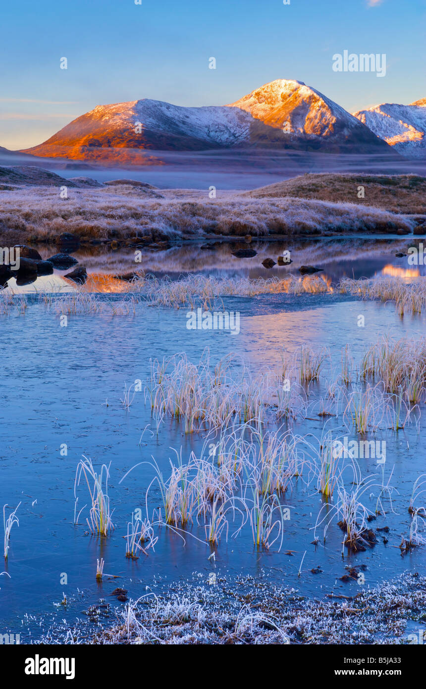 Schwarz zu montieren, in der Morgendämmerung spiegelt sich in Eis bedeckt Fluss Rannoch Moor Schottisches Hochland Stockfoto