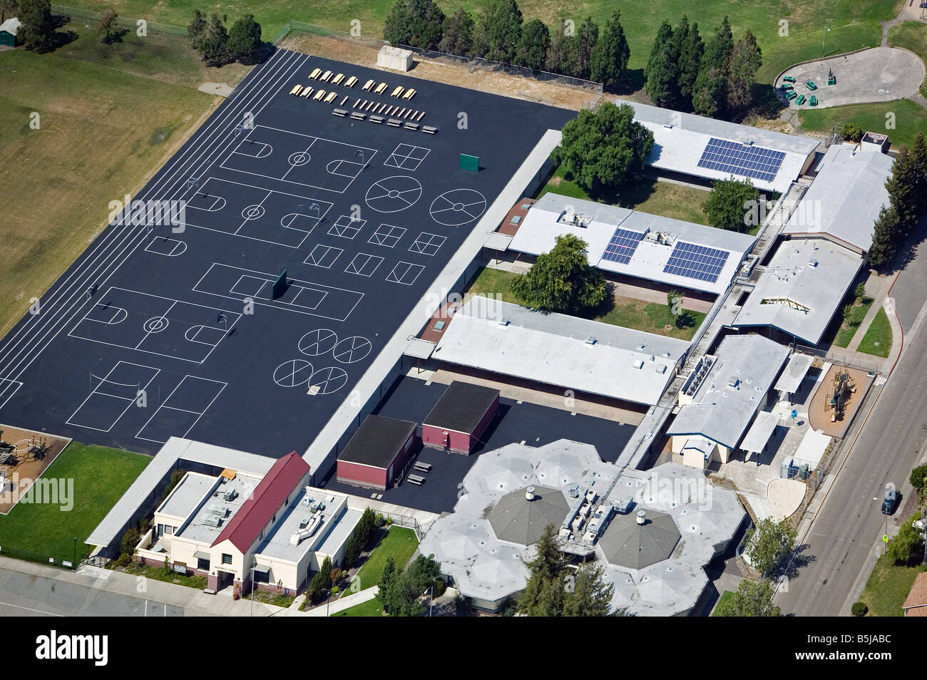 Luftaufnahme über California Yard Schulhof in Petaluma California mit Solarstrom Stockfoto