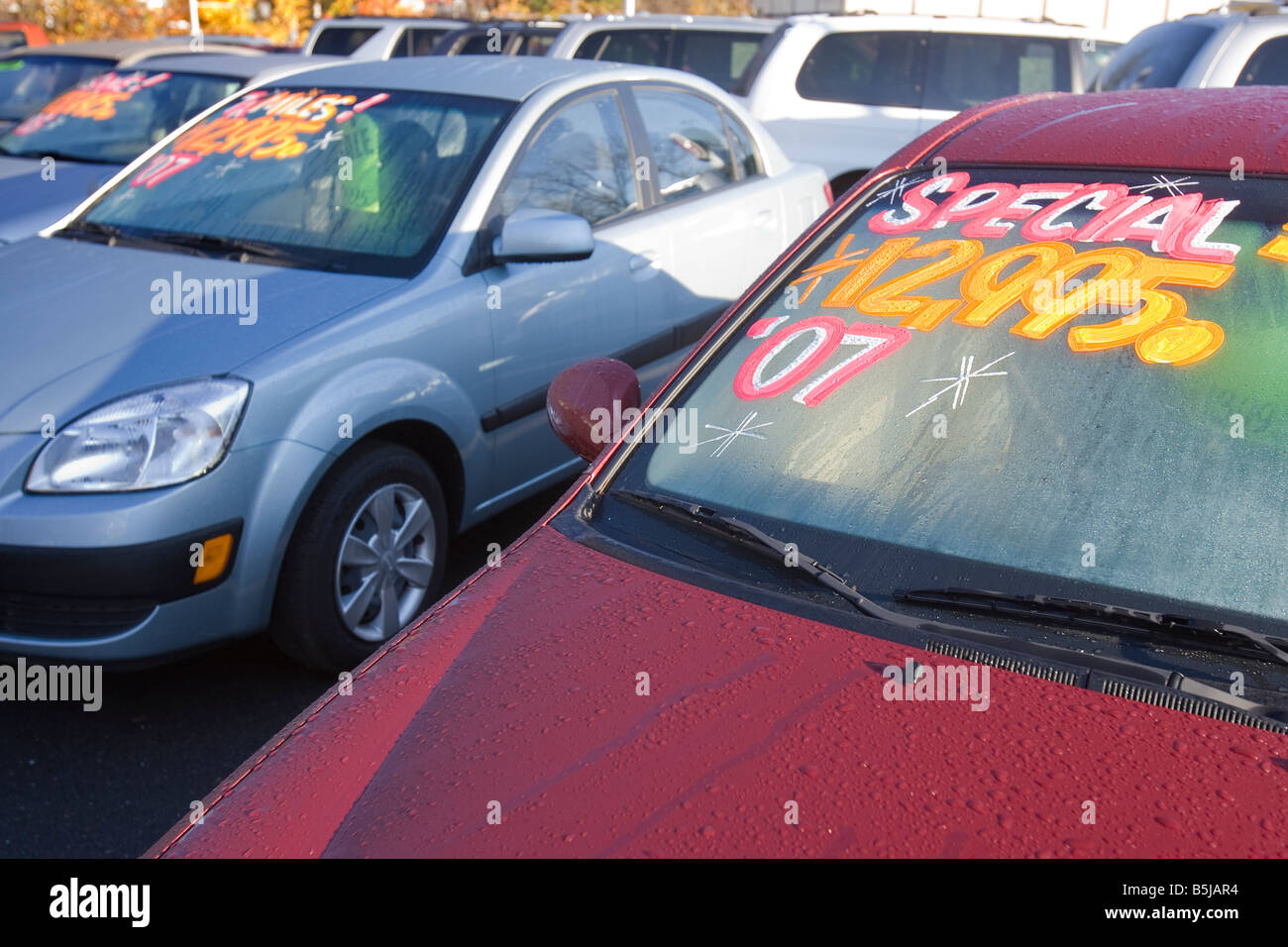 Fahrzeuge zum Verkauf an einen Gebrauchtwagen Parkplatz Stockfoto