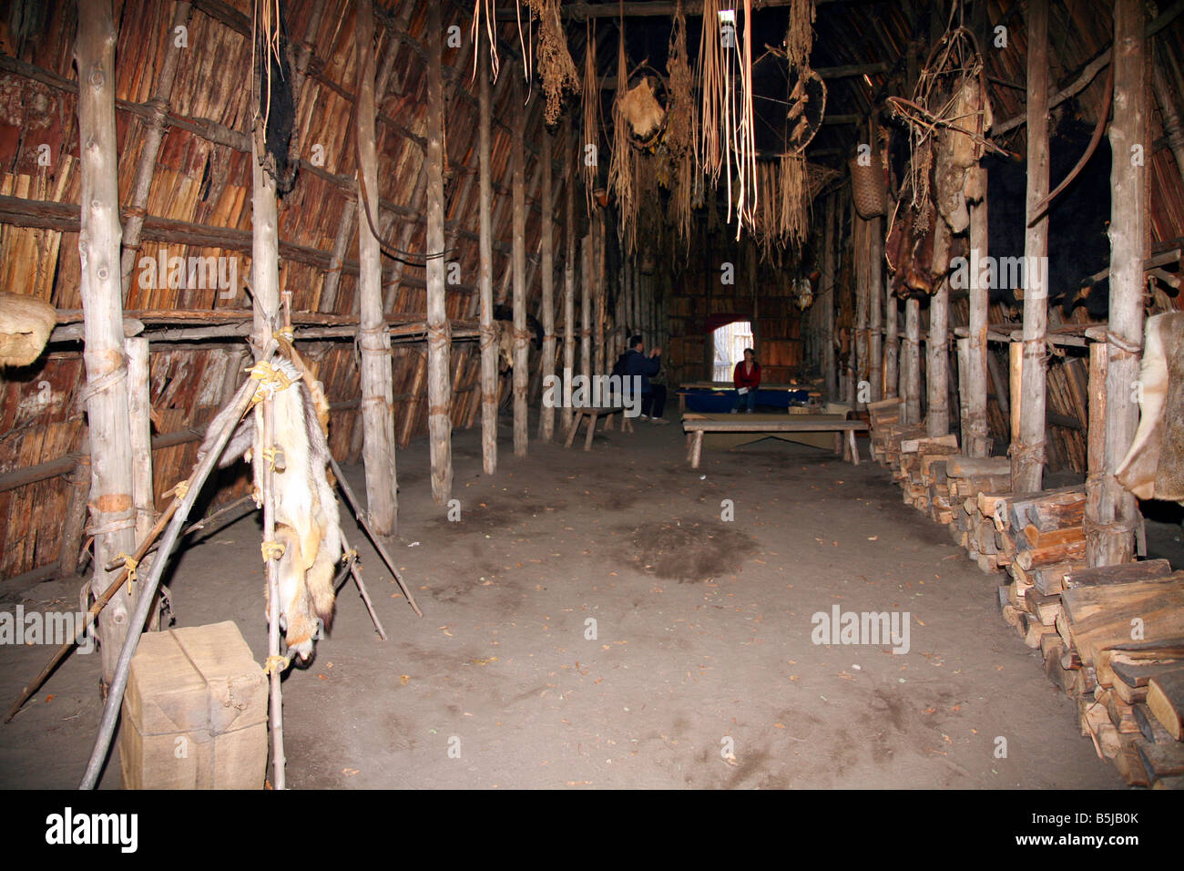 Innere des Aboriginal Dorf Long-Haus der Huron-Jesuiten-Indianer in der Nähe von Midland, Ontario, Kanada Stockfoto