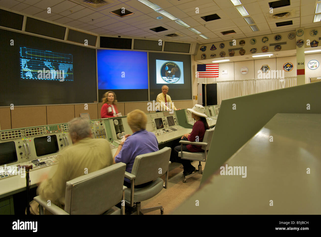 Touristen, die das ursprüngliche NASA Mission Control Center am Johnson Space Center Stockfoto