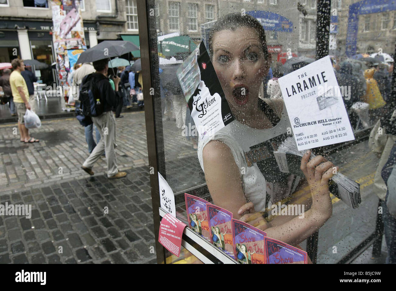 A Street Performer beim Edinburgh Fringe Festival auf der Royal Mile A Performer aus goldenen Perspektiven zeigen Unterstände in einem Bus s Stockfoto