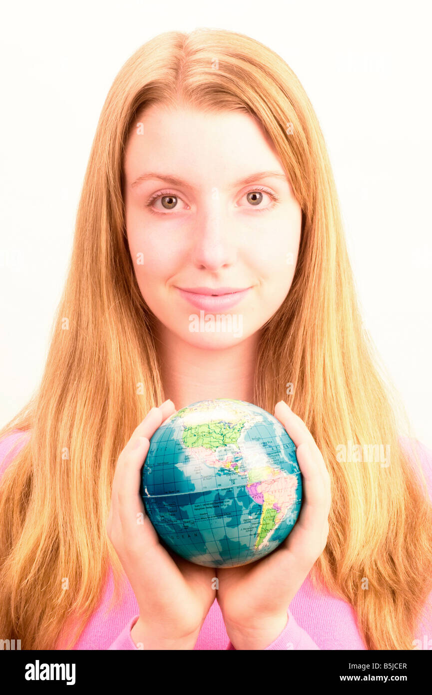 Teenager-Mädchen halten Globus Stockfoto