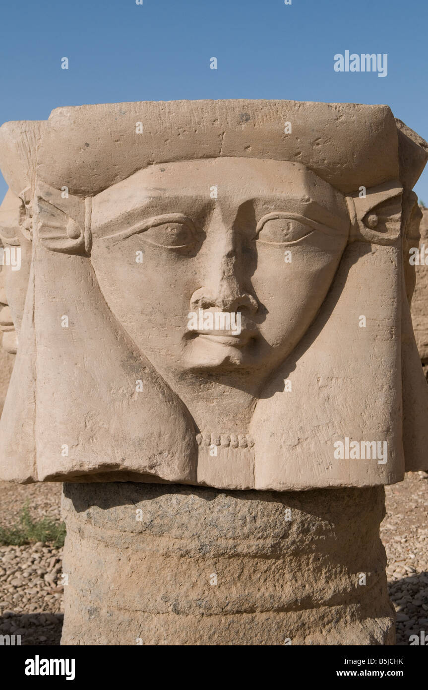 Fragment einer Hauptstadt, die mit dem Gesicht der Göttin Hathor geschnitzt wurde, mit Kuhohren auf dem Vorplatz des Hathor-Tempels in Dendera oder Dendara in Ägypten Stockfoto