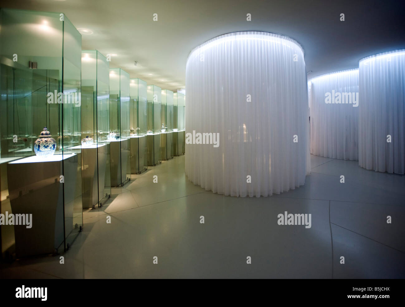 Interieur des Zimmers mit Keramik-Anzeige in Philippe Starck ... Interieur des Zimmers mit Keramik-Anzeige in Philippe Starck ...