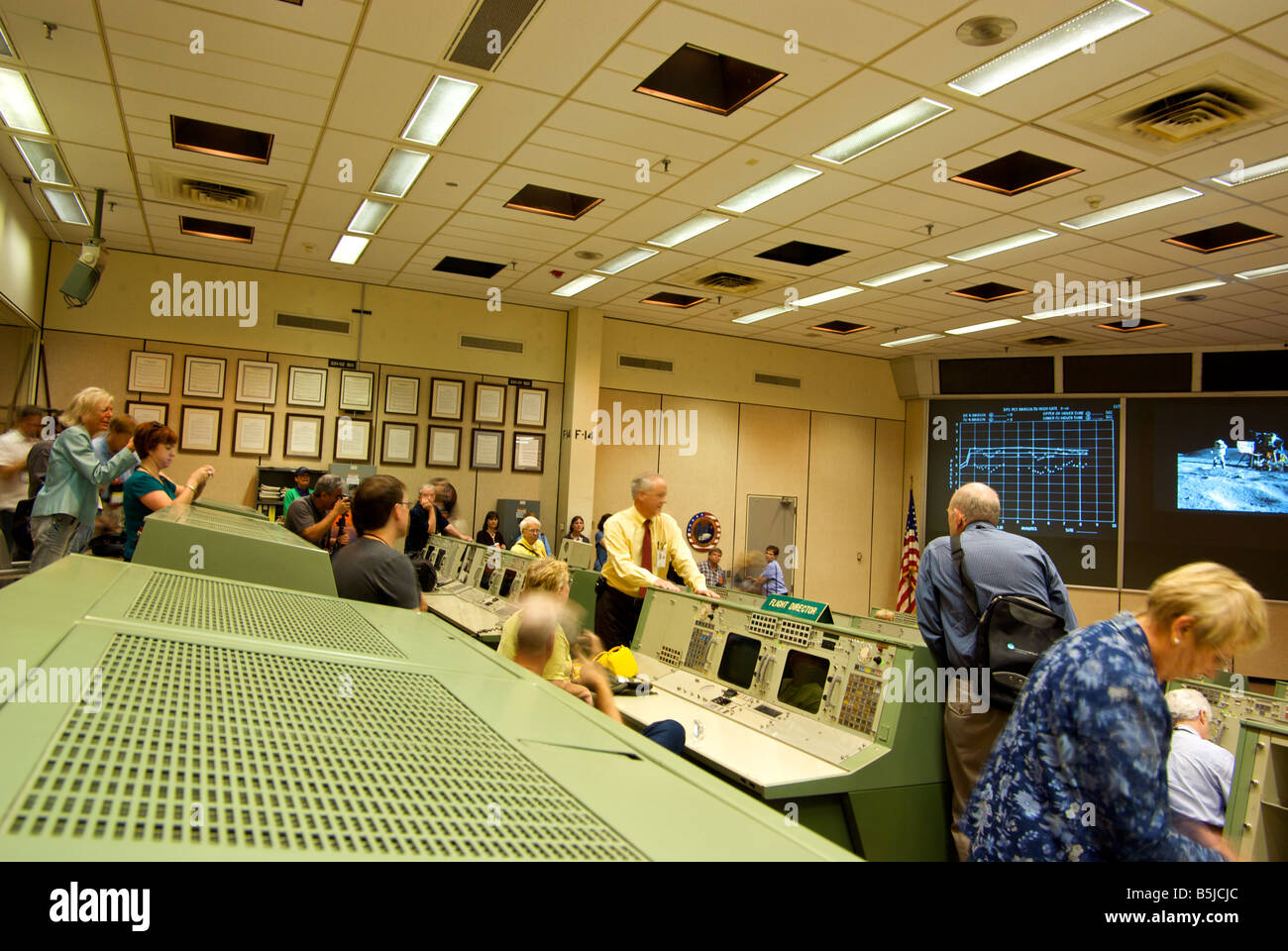 Touristen, die das ursprüngliche NASA Mission Control Center am Johnson Space Center Stockfoto