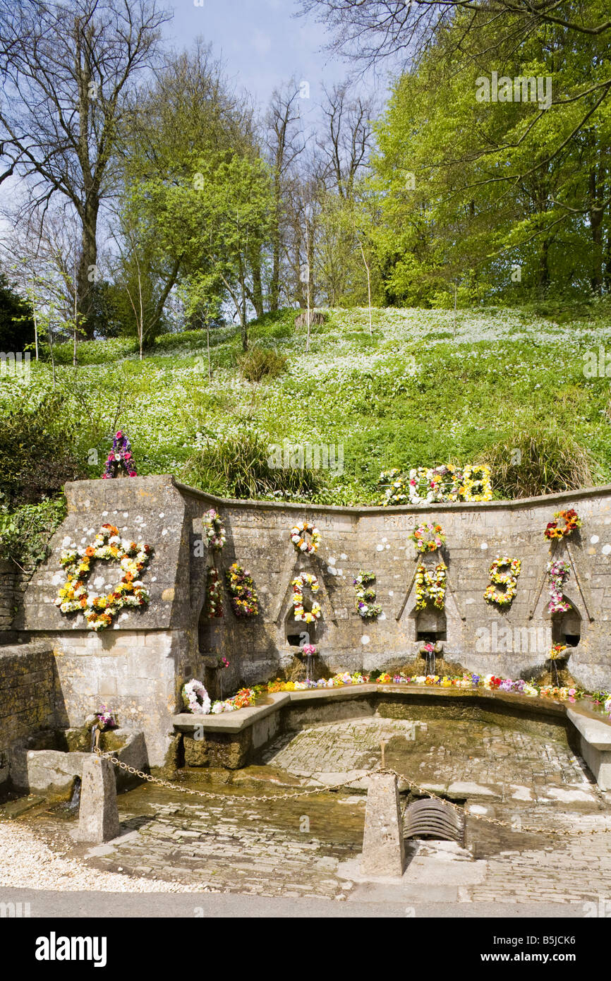 Sieben Brunnen in der Cotswold-Dorf von Bisley, Gloucestershire für die Himmelfahrt-Zeremonie der Segen der Brunnen dekoriert Stockfoto