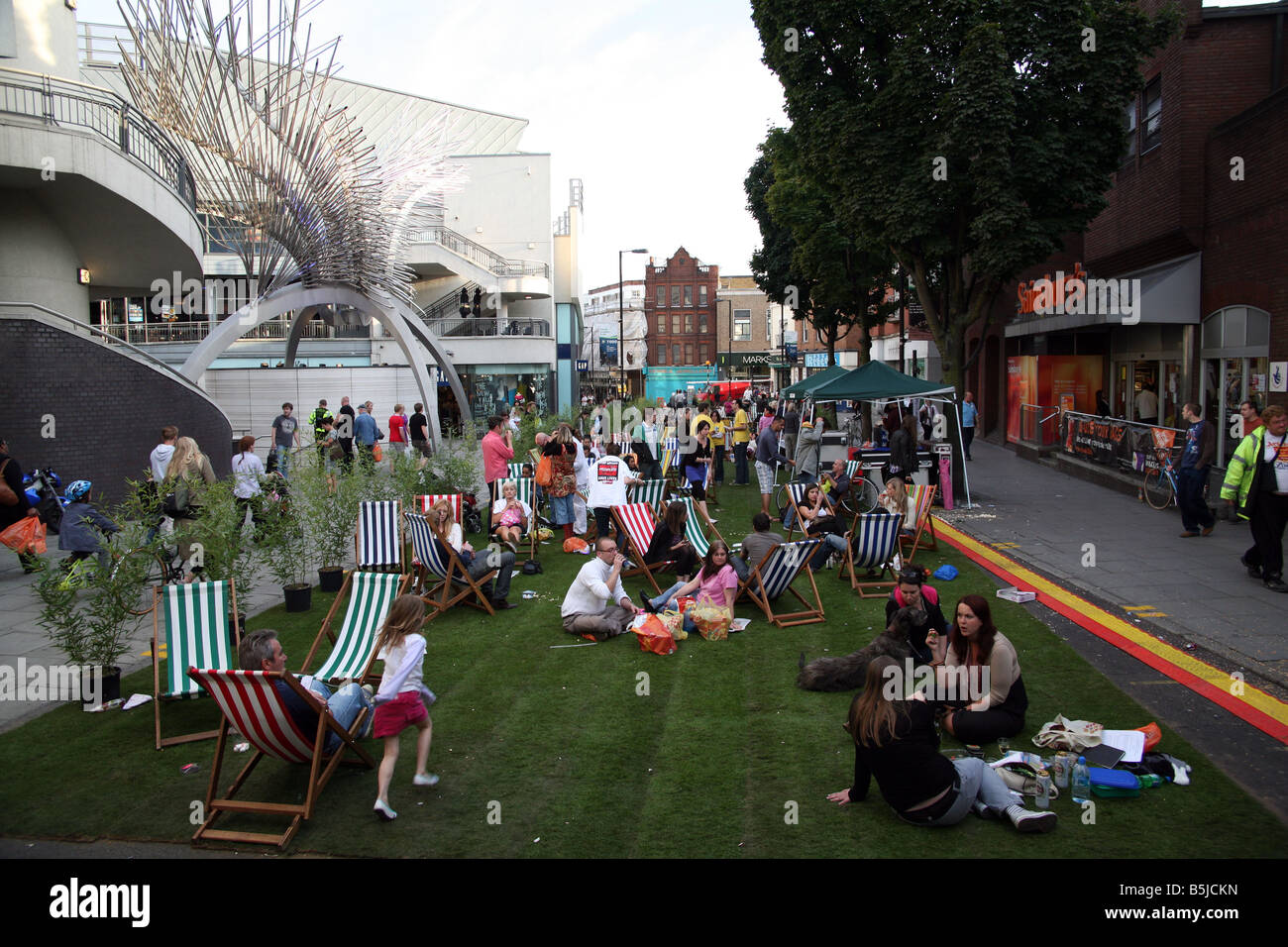 Für internationalen autofreien Tag wurde eine Straße in Islington London in einen Park umgewandelt. Stockfoto