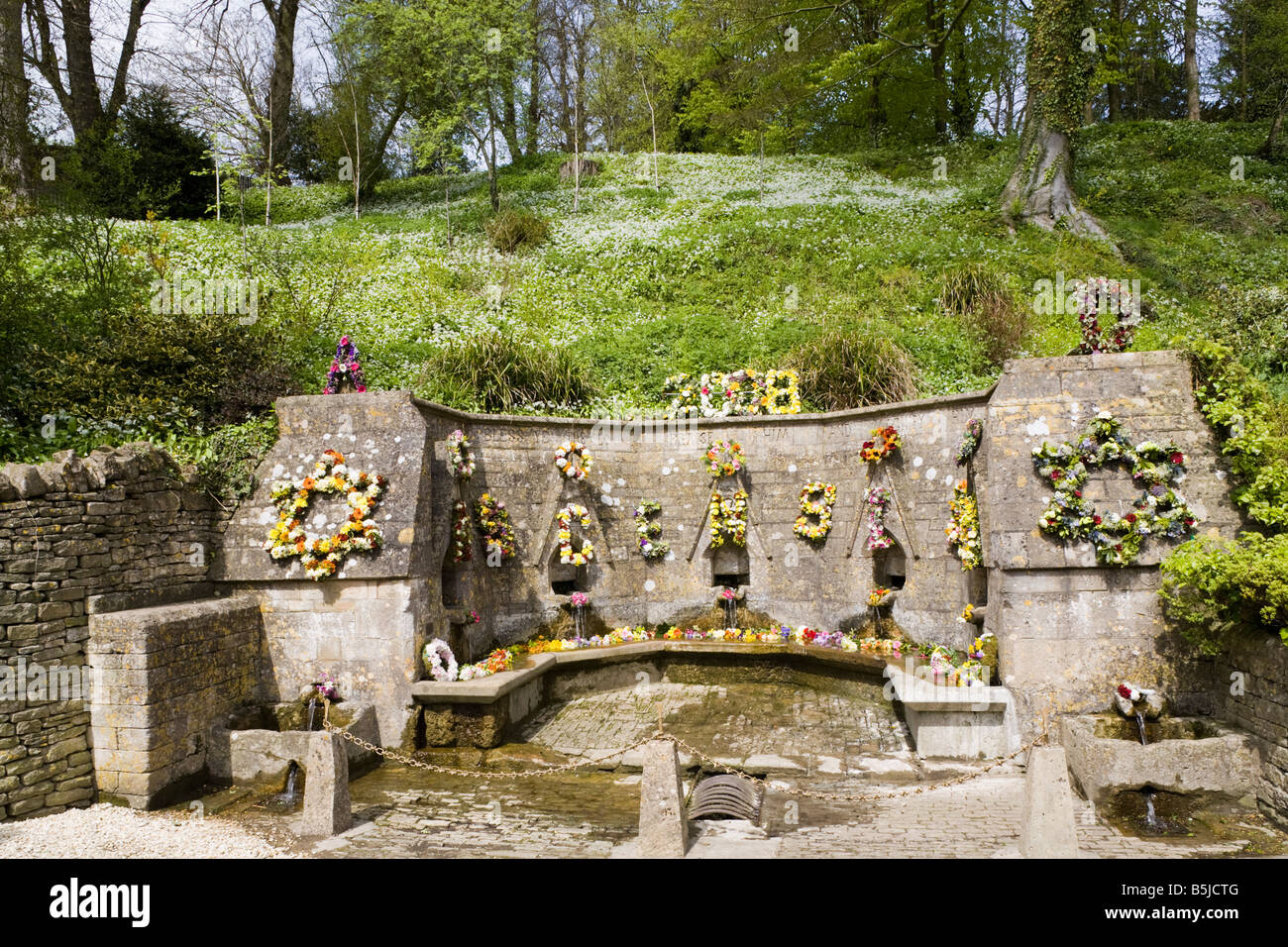 Sieben Brunnen in der Cotswold-Dorf von Bisley, Gloucestershire für die Himmelfahrt-Zeremonie der Segen der Brunnen dekoriert Stockfoto