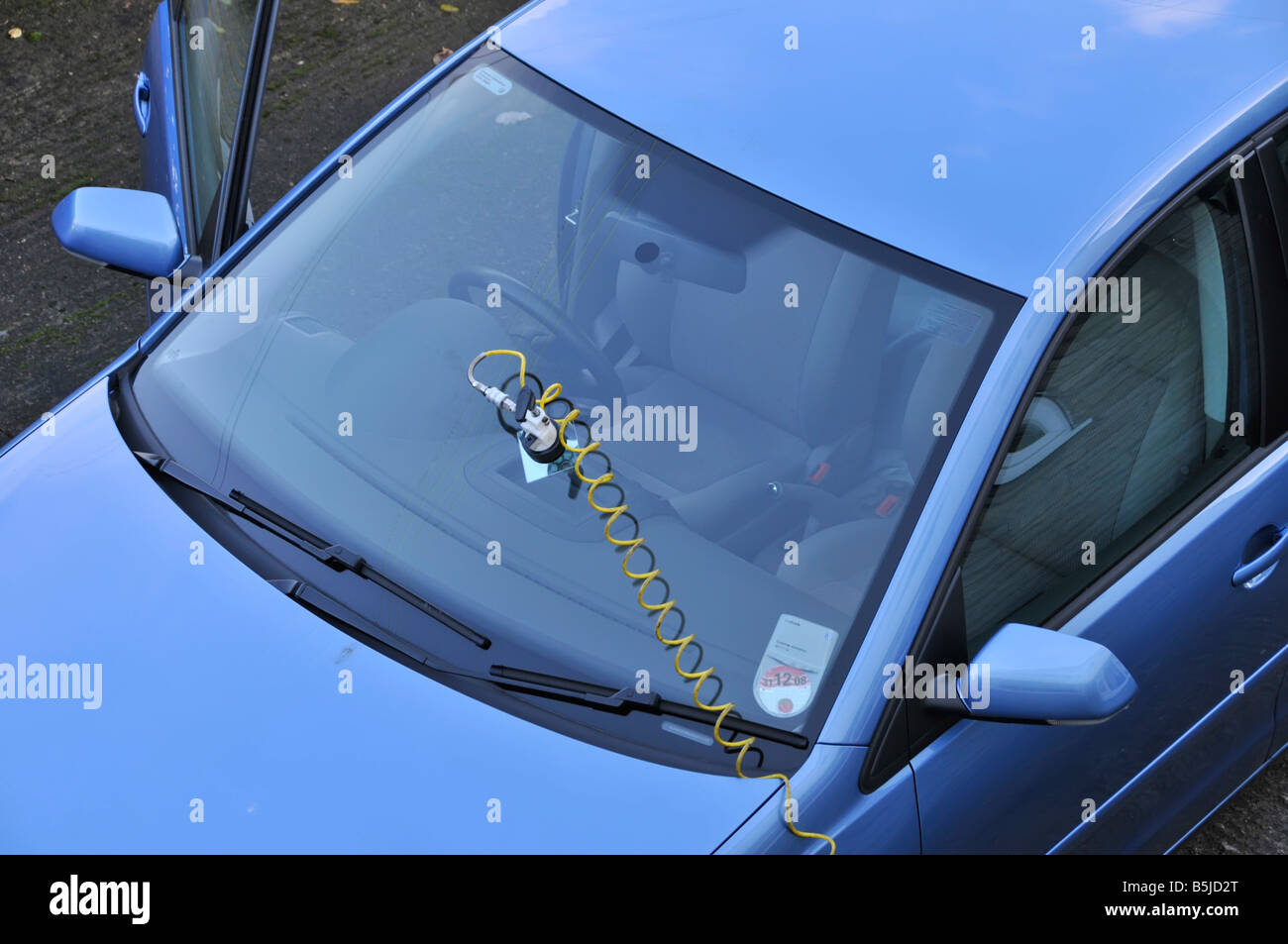 Blick von oben auf VW Volkswagen Polo Und mobile Windschutzscheibe Riss Reparatur-Kit auf Glas Bildschirm England GB Stockfoto
