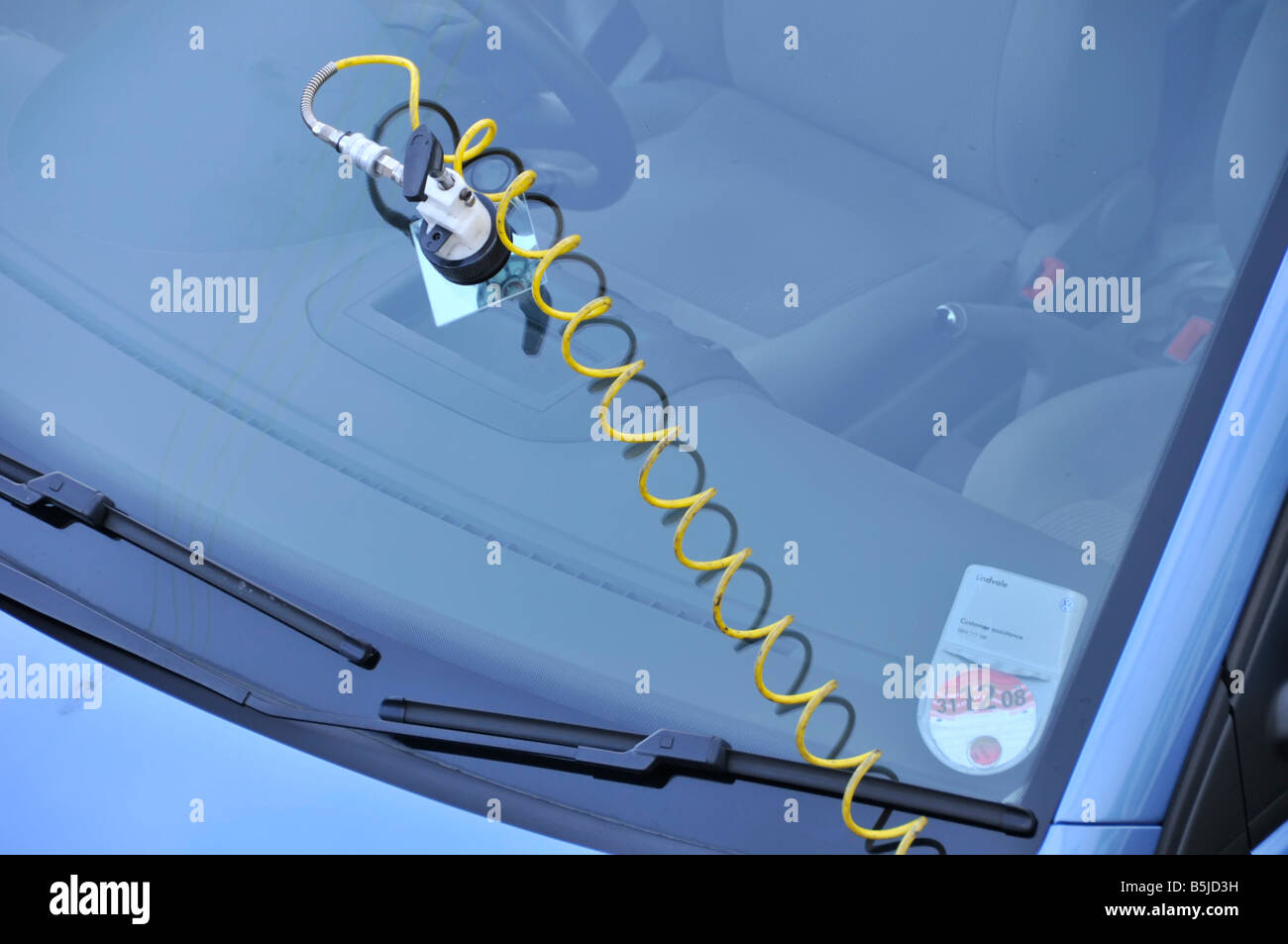 VW Polo Auto und mobile Windschutzscheibe Riss Schäden Reparatur Ausrüstung Teil verdeckt Steuer Disc Details England UK Stockfoto