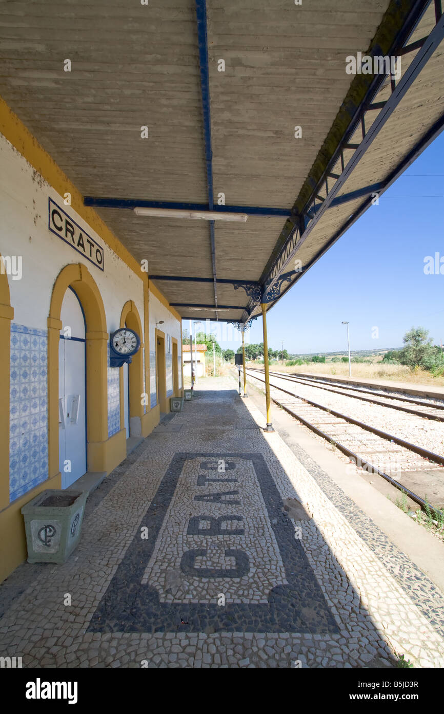 Bahnhof in Crato deaktiviert. Eines der vielen deaktivierten Bahnhöfen innen Portugal (Alentejo). Stockfoto