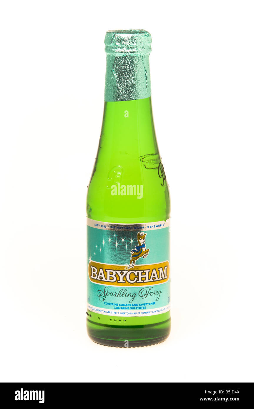 Ungeöffnete Flasche Babycham auf weißem Hintergrund. Stockfoto