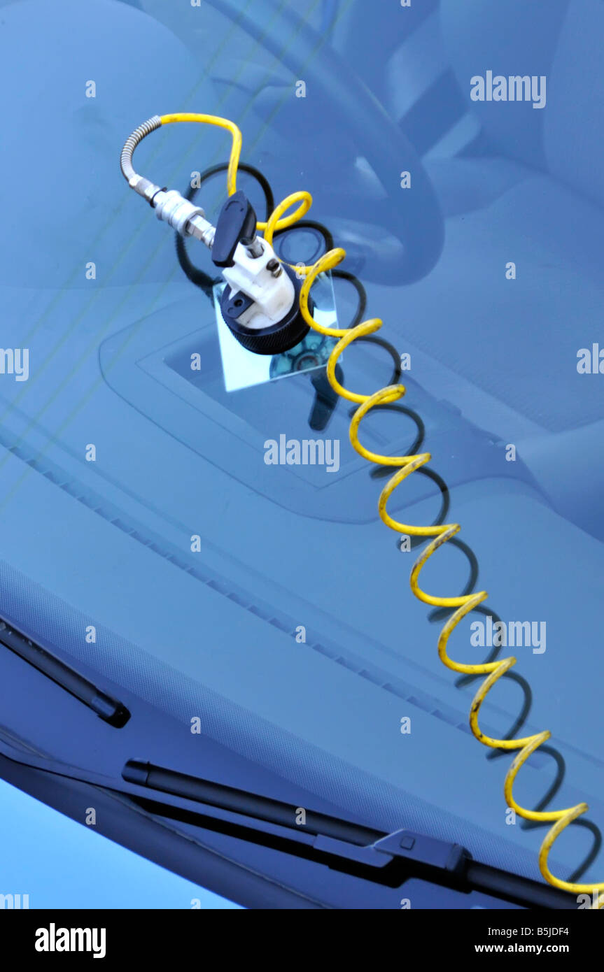 Nahaufnahme VW Volkswagen Polo Auto und mobile Windschutzscheibe Riss Reparaturausrüstung beschädigen Stockfoto