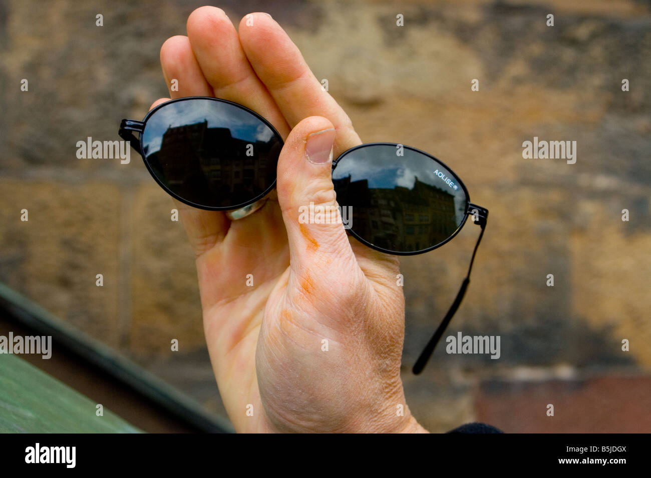 Mannes Hand Holding Sonnenbrillen Stockfoto