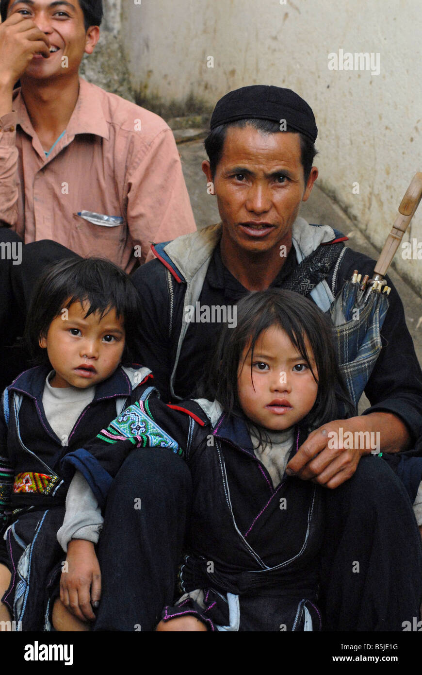 Schwarze Hmong Mann und seine Kinder Stadt Sapa Northern Vietnam Stockfoto