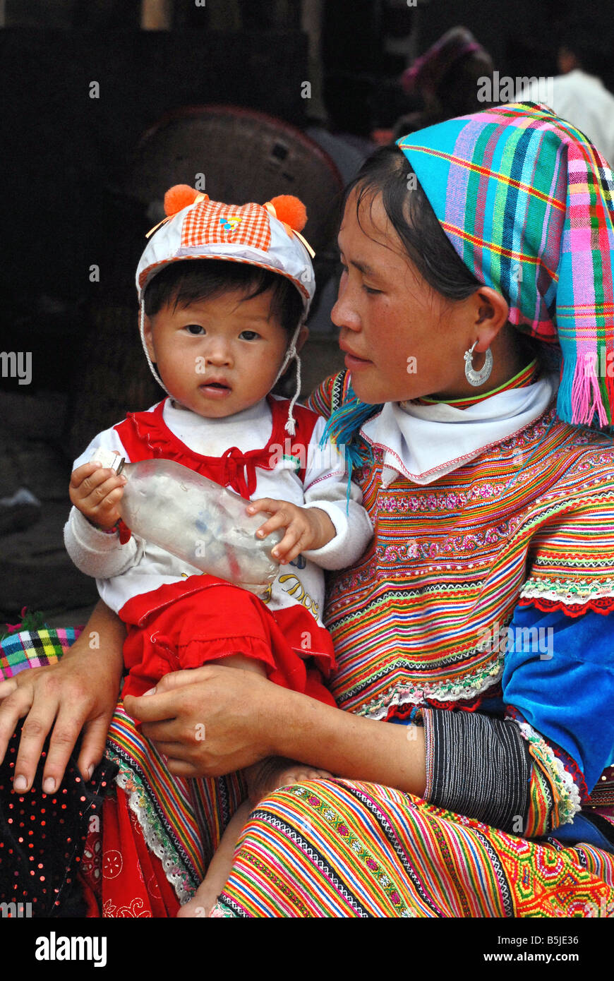 Flower Hmong Frau und ihr Baby Bac Ha Dorf Nord-Vietnam Stockfoto