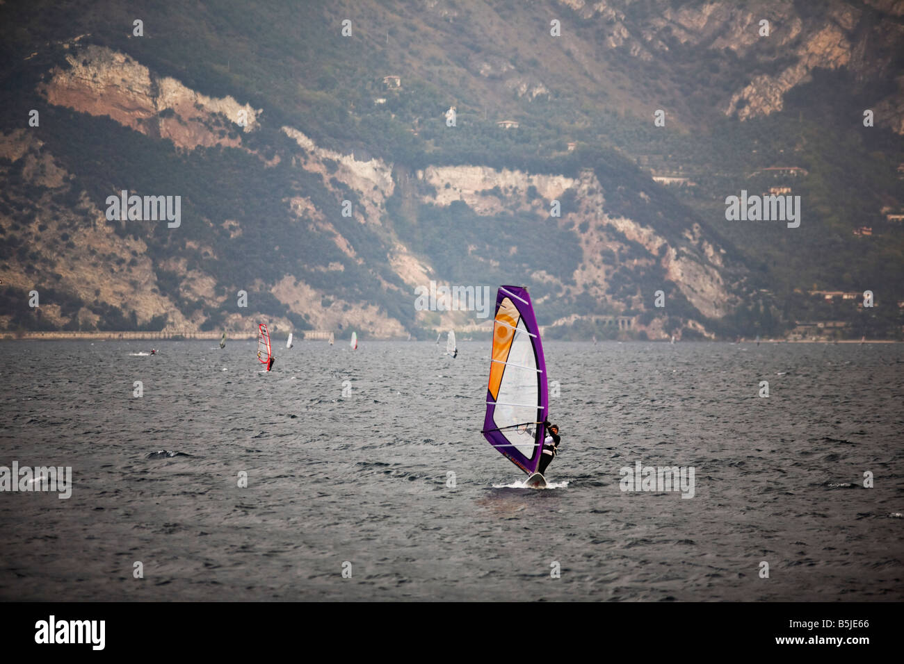 Windsurfen am Gardasee, Malcesine, Veneto, Italien Stockfoto