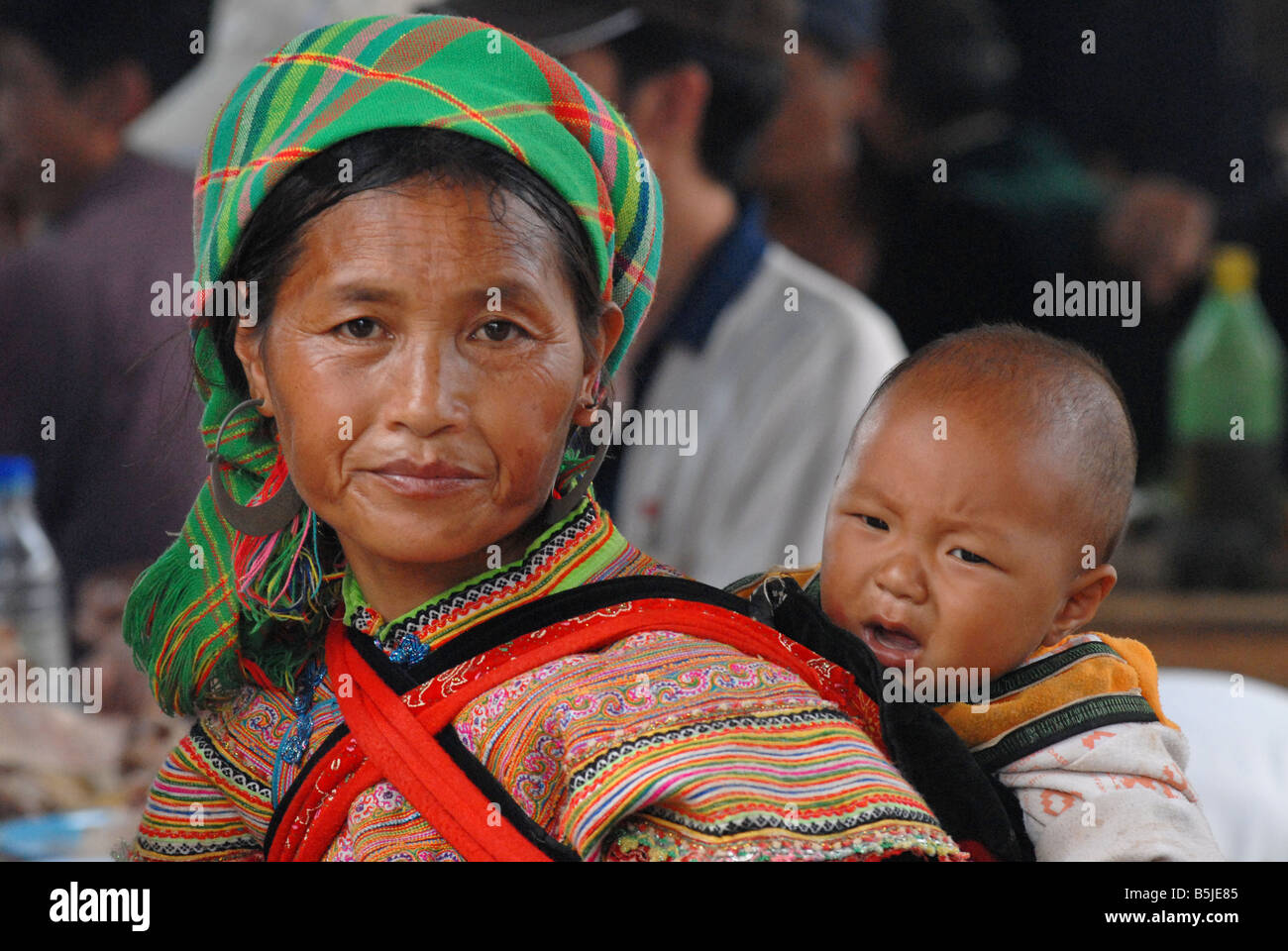 Flower Hmong Frau und ihr Baby Bac Ha Dorf Nord-Vietnam Stockfoto