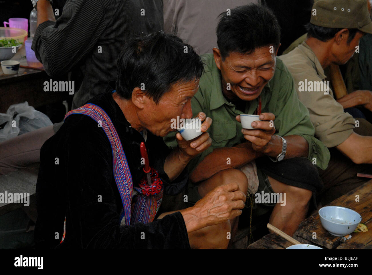 Hmong Männer traditionelle Alkoholkonsum Bac Ha Markt Nord-Vietnam Stockfoto