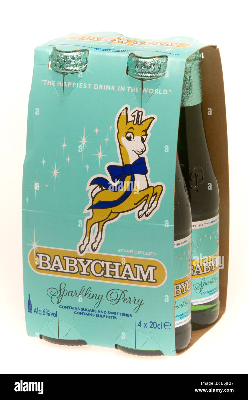 Packung mit vier Flaschen Babycham vor weißem Hintergrund Stockfoto