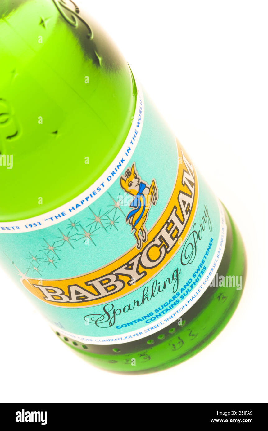 Nahaufnahme einer Flasche Babycham auf weißem Hintergrund. Stockfoto