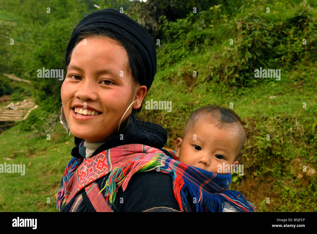 Black Hmong Frau und ihr Baby Nordvietnam Stockfoto