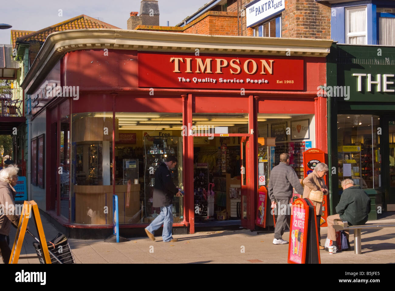 Timpson laden in Lowestoft Suffolk Uk schneiden Schlüssel ausbessern Schuhe etc. mit Passanten vorbei Stockfoto
