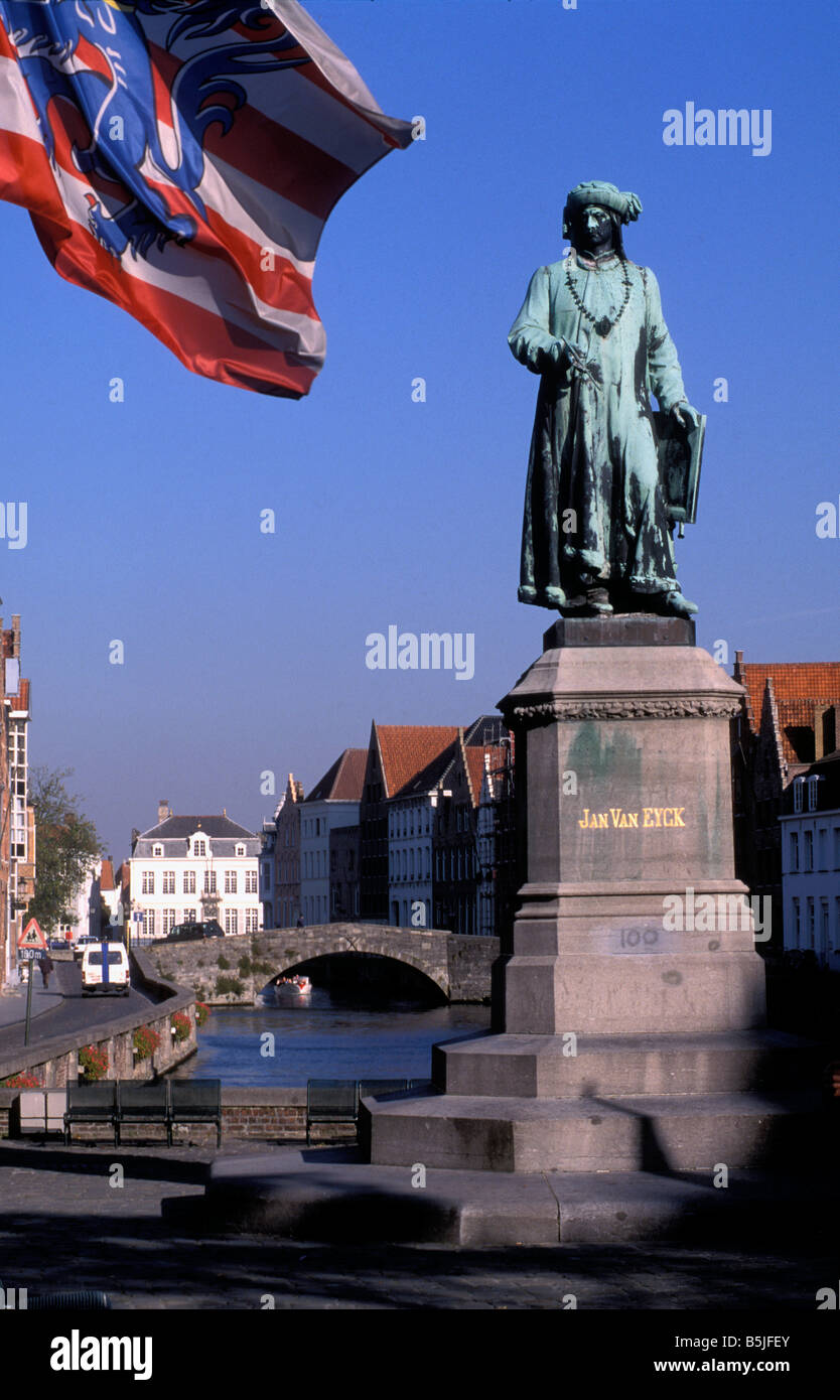Eine Statue des Malers Jan Van Eyck vor einem der Kanäle in Brugge Burges Belgien Stockfoto