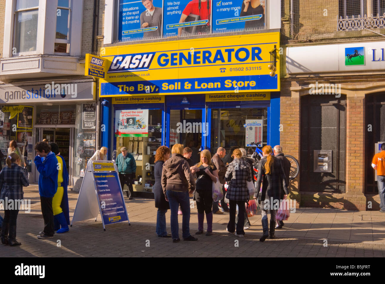 Menschen außerhalb Cash Generator-Shop in Lowestoft, Suffolk, Uk, kaufen, verkaufen & Darlehen Shop mit sofortiger Scheck einlösen Stockfoto