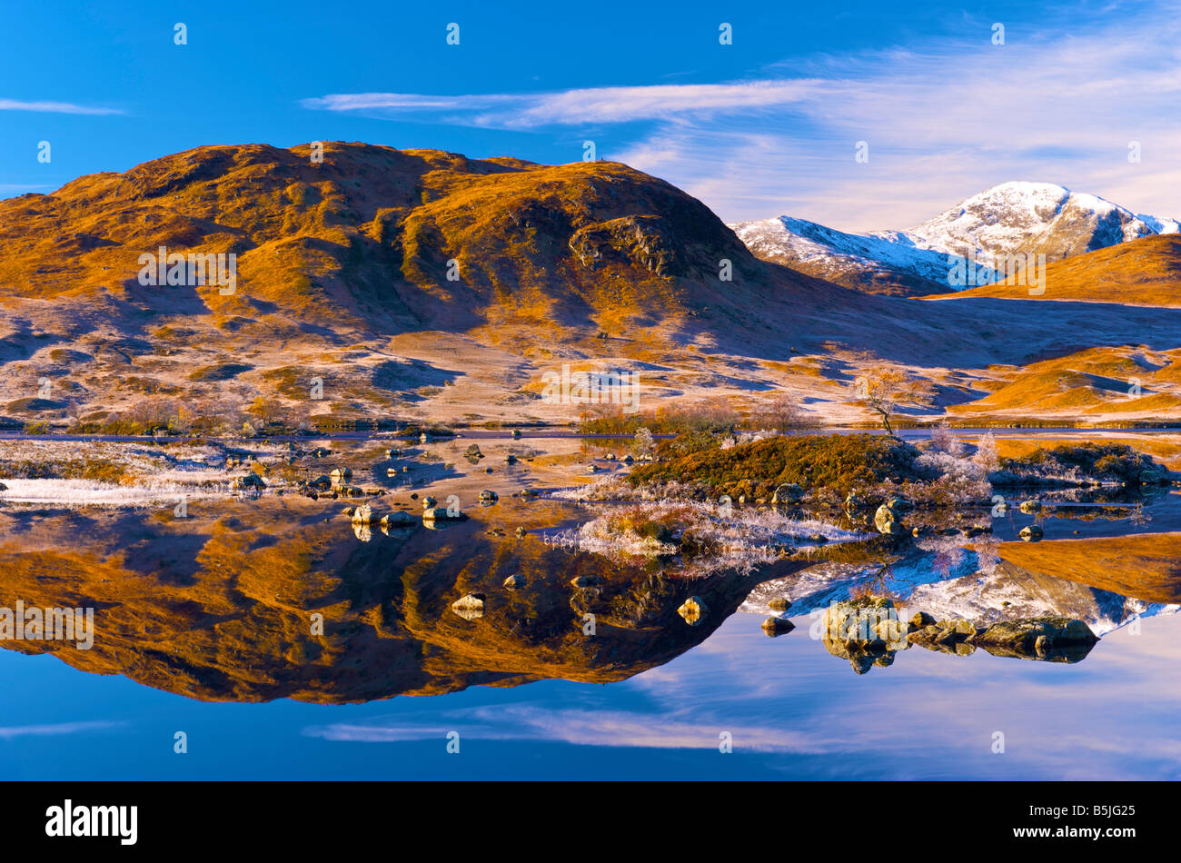 Reflexionen in der Morgendämmerung in Loch Tulla Rannoch moor Highlands Schottland Stockfoto