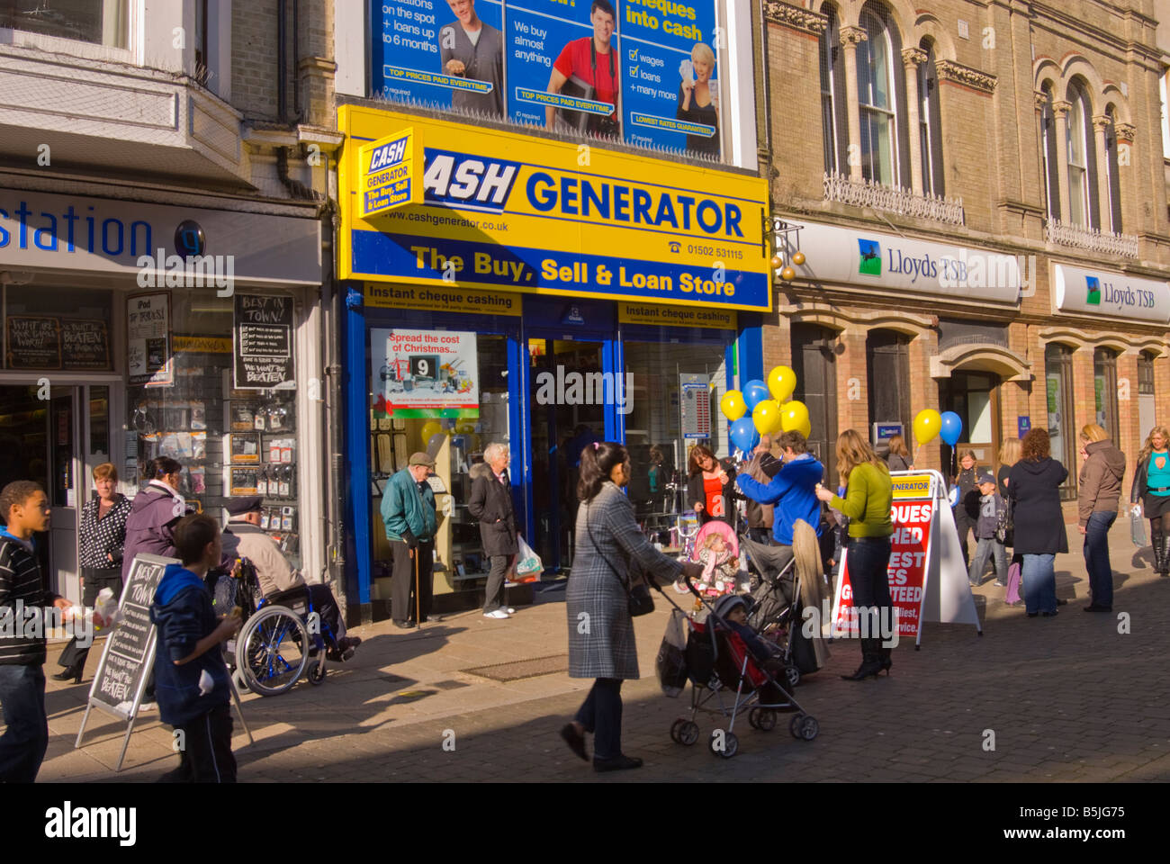 Menschen außerhalb Cash Generator-Shop in Lowestoft, Suffolk, Uk, kaufen, verkaufen & Darlehen Shop mit sofortiger Scheck einlösen Stockfoto