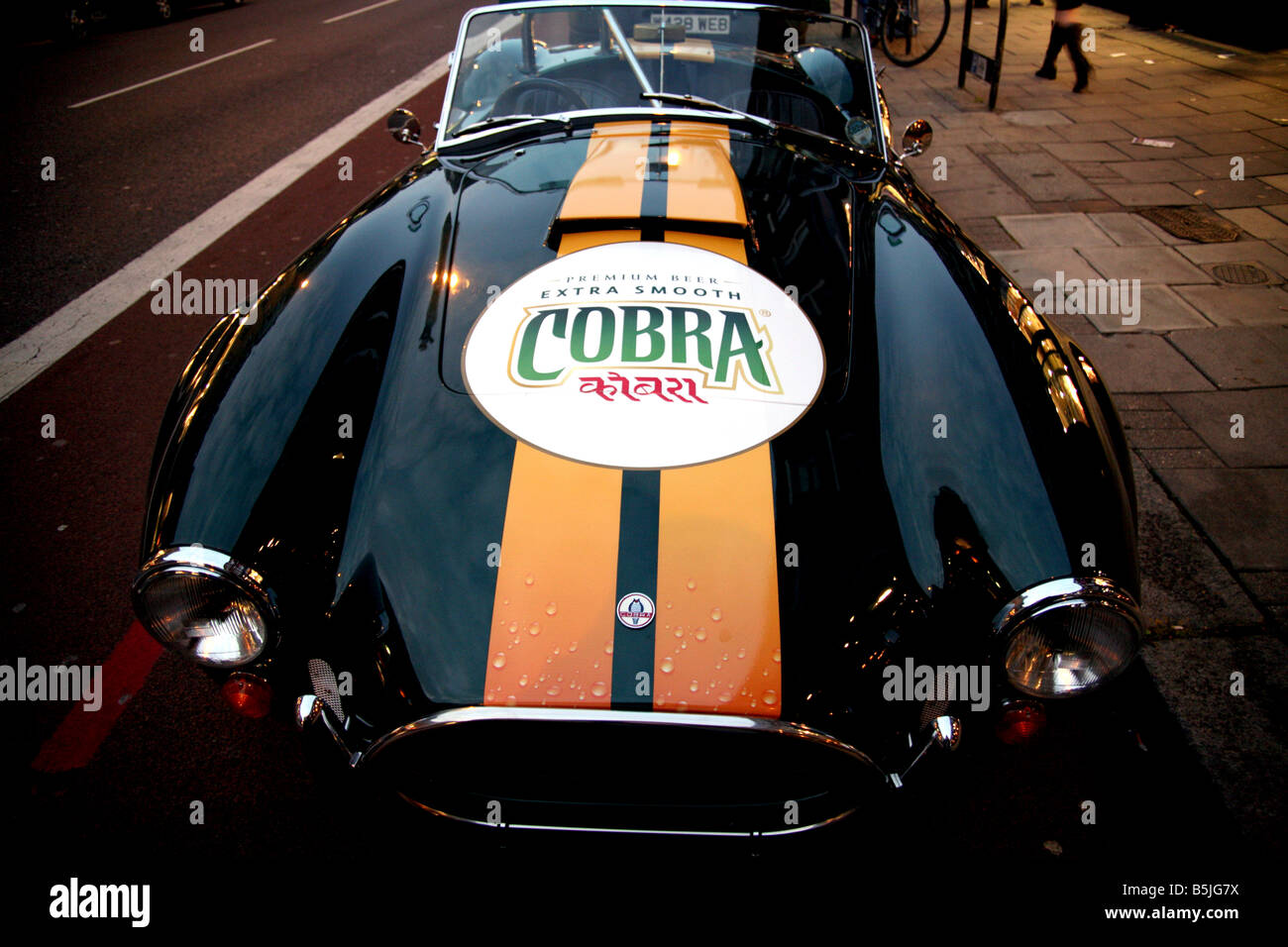 AC Cobra Sportwagen Förderung indisches Bier Cobra London Stockfoto