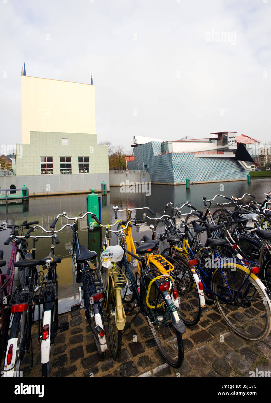 Fahrräder geparkt neben Kanal gegenüber modernen Groninger Museum in Groningen Niederlande 2008 Stockfoto