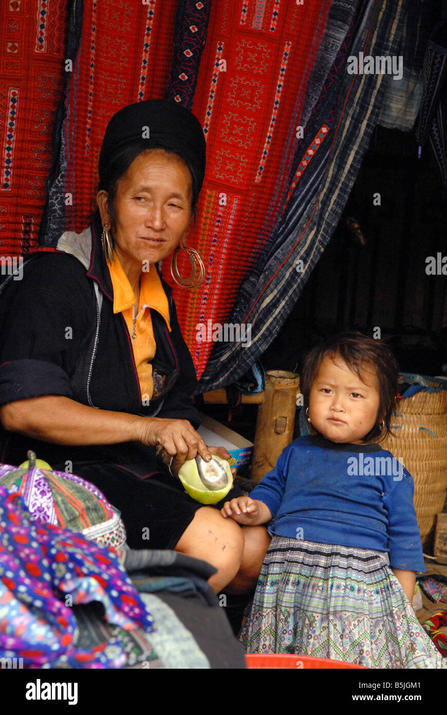 Black Hmong Kaufmann Frau und ihre Tochter an ihrer Handarbeiten stall Sapa Vietnam Stockfoto