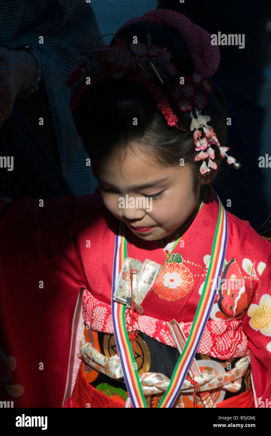 Sieben Jahre altes Mädchen im Kimono für Shichi-Go-San feiern am Meiji-Schrein, Tokyo, Japan Stockfoto