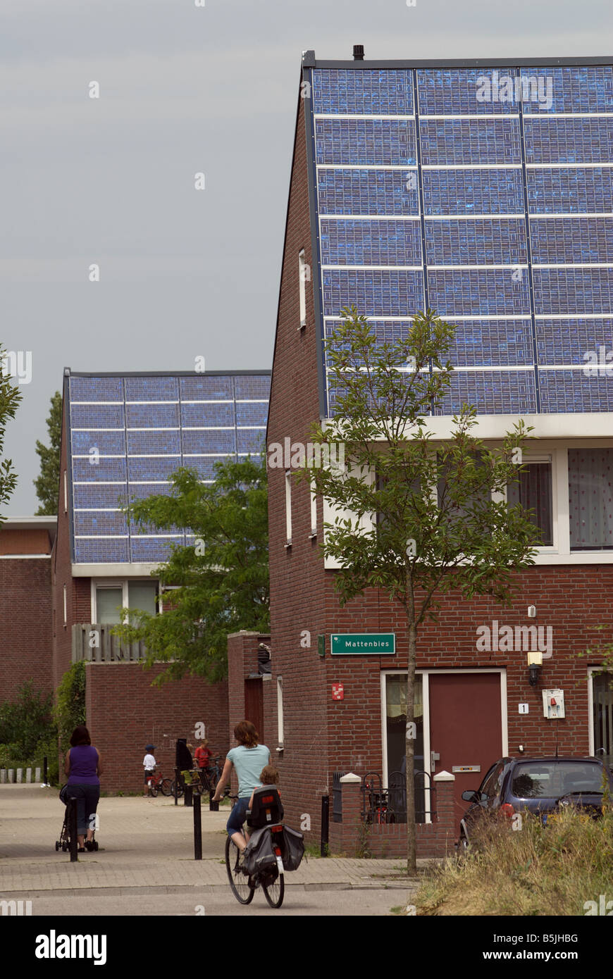 Solar-Panels ausgestattet, um Häuser auf der weltweit größten solar Schläuche Immobilien, Nieuwland, Amersfoort, Niederlande. Stockfoto