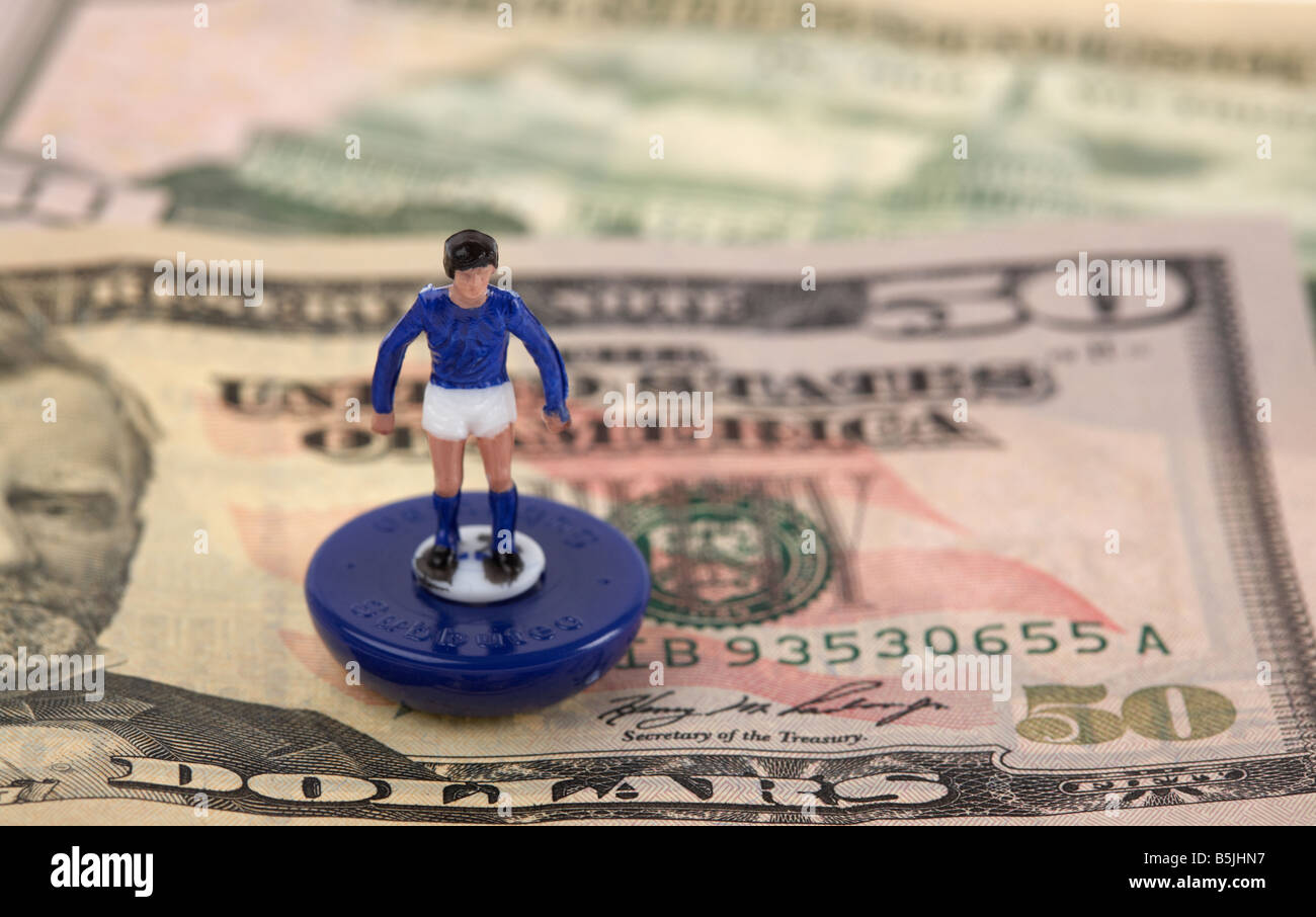 Haufen 50 Usa-Dollar-Banknoten Bargeld unter Spielzeug Fußballer unter Spielzeug Fußballer Stockfoto