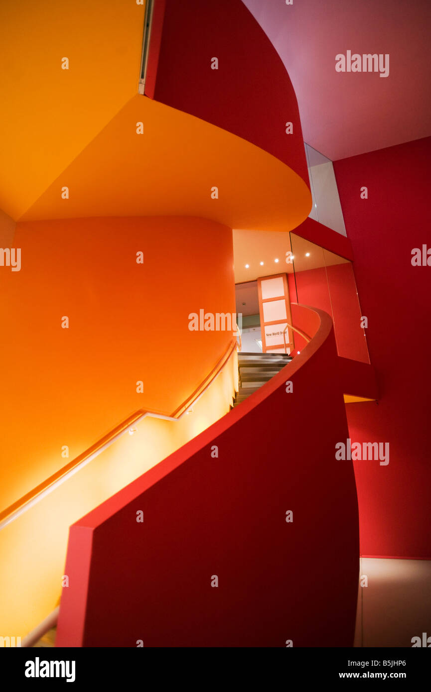 Moderne Treppe in hellen Farben im Groninger Museum in Groningen Niederlande 2008 Stockfoto