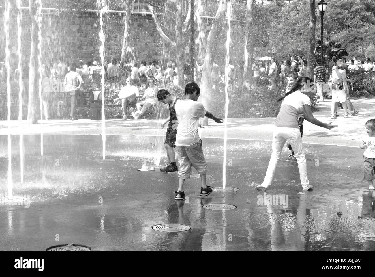 Kinder spielen in den Brunnen am Battery Park auf einem heißen New Yorker Sommertag Stockfoto