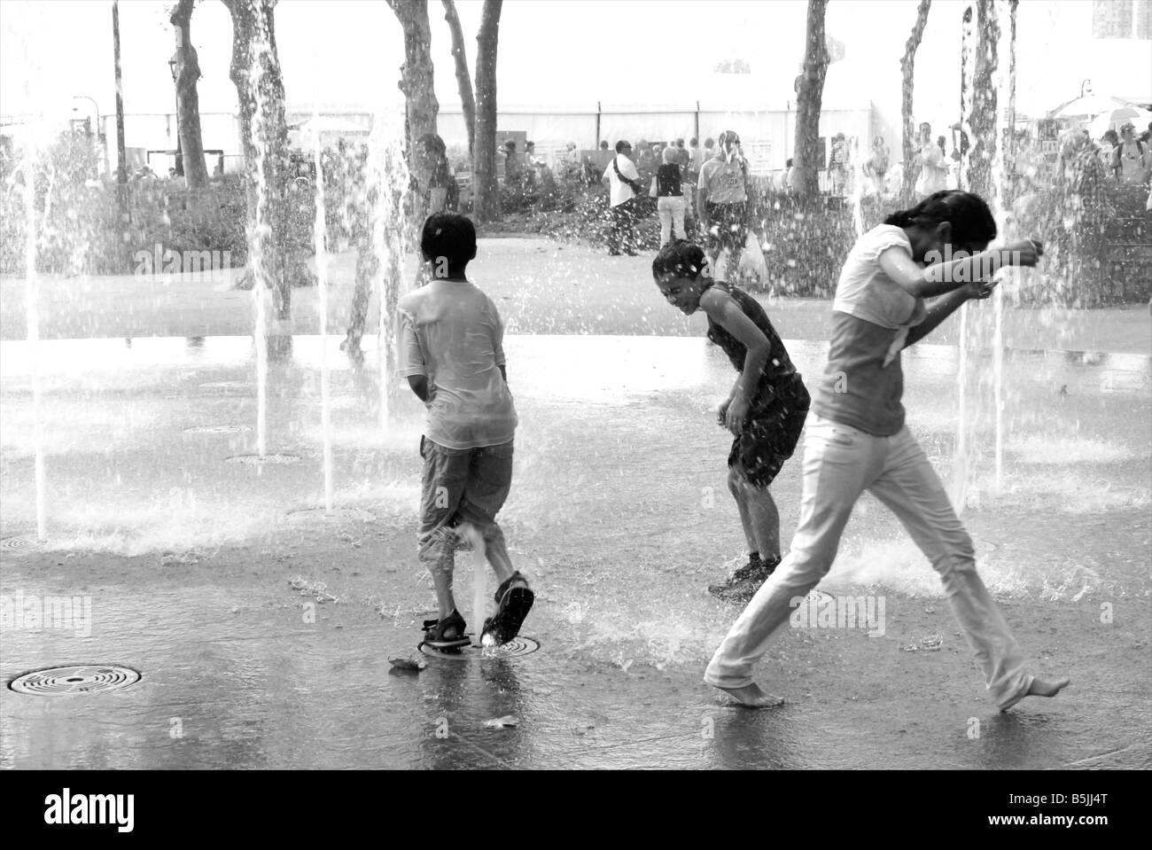 Kinder spielen in den Brunnen an einem heißen Sommertag in New York, Battery Park Stockfoto