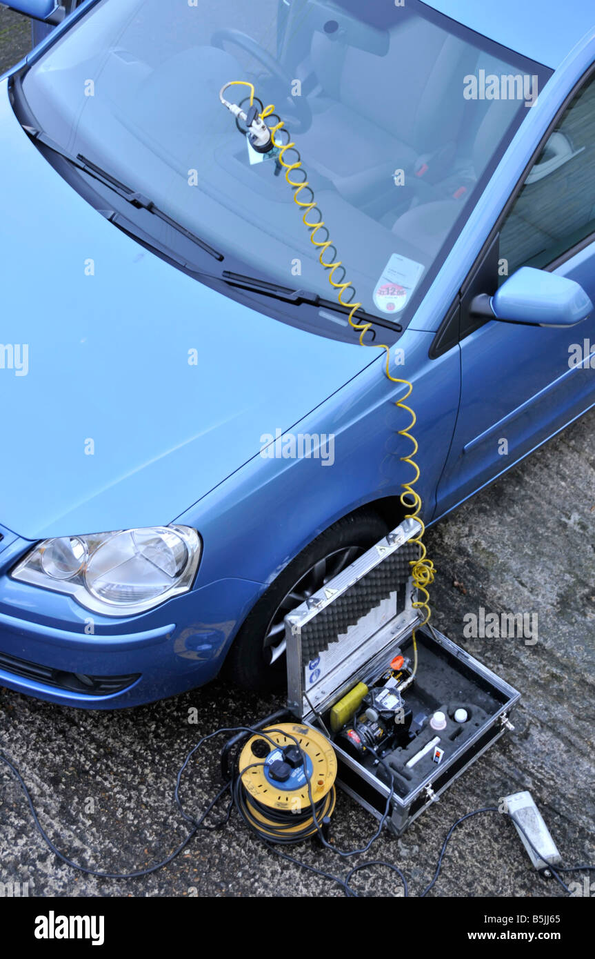 Blick von oben auf VW Volkswagen Polo Und mobile Windschutzscheibe Riss Reparatur-Kit auf Glas Bildschirm England GB Stockfoto