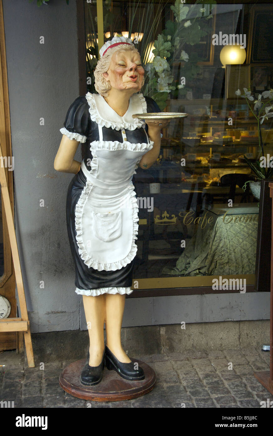 Statue von einer Kellnerin Cafe Cronan Gamla Stan Stockholm Schweden Stockfoto