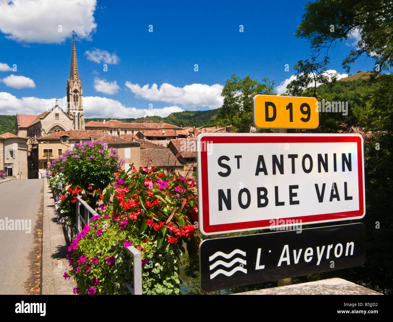 Französisches Ortsschild in St. Antonin Noble Val auf einer Brücke über den Fluss Aveyron, Tarn et Garonne, Südwestfrankreich, Europa Stockfoto