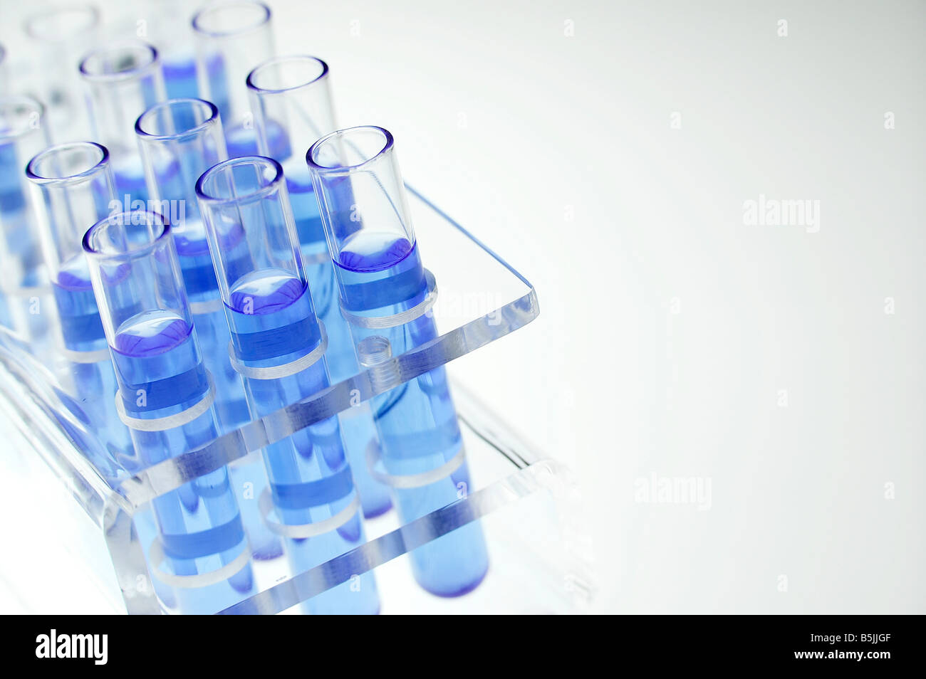 REAGENZGLÄSER MIT BLAUER FLÜSSIGKEIT Stockfoto